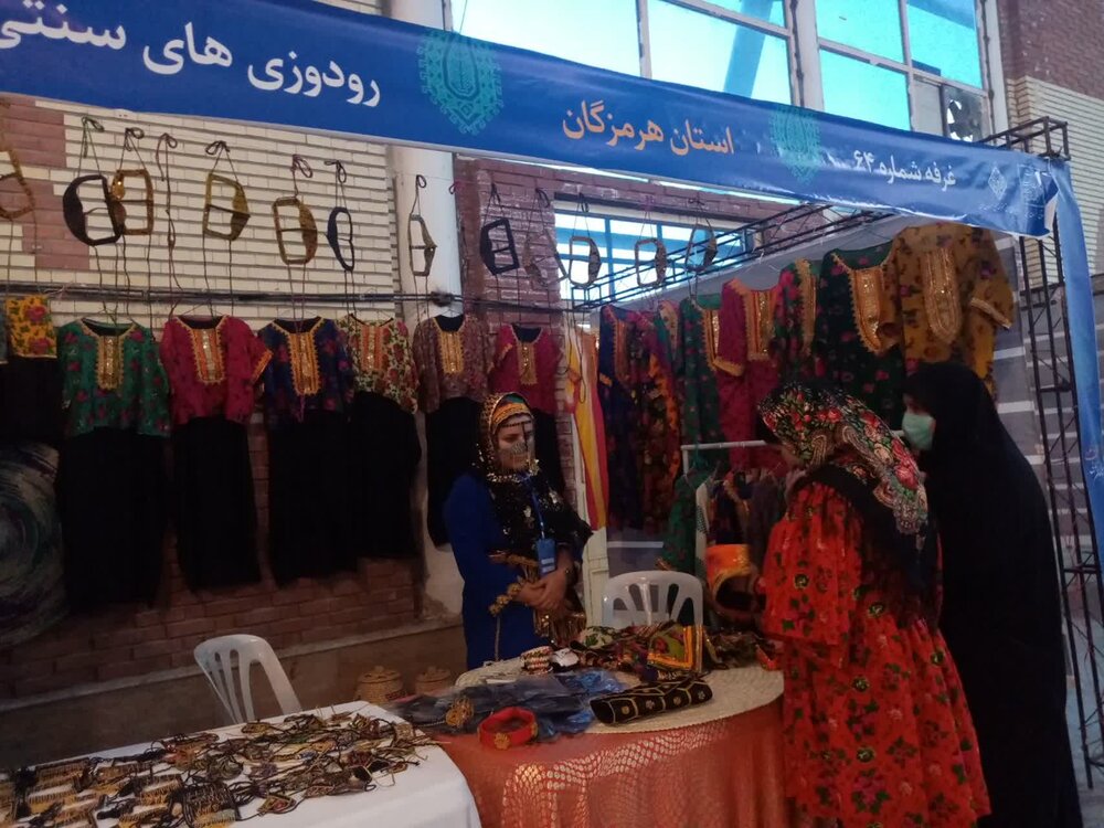 صحنه هنر ایران در نمایشگاه/بازار فروش صنایع دستی رونق گرفت