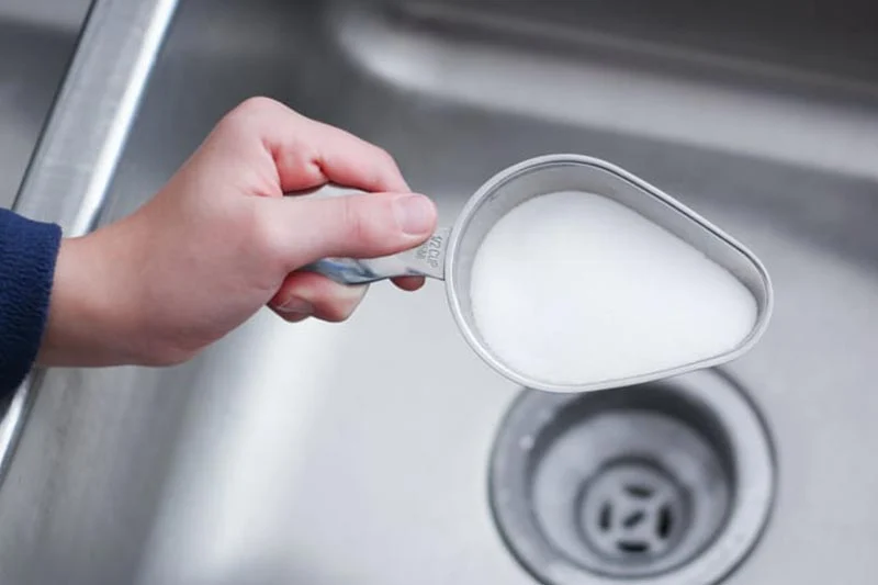 Opening the sink pipe with baking soda