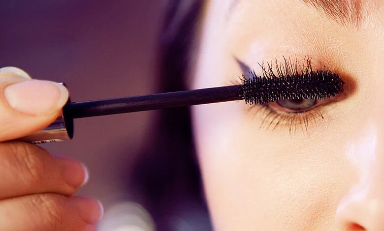 The correct way to apply eye mascara